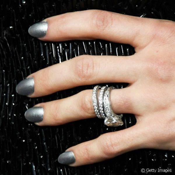 Jenna Dewan-Tatum mostrou um delineado gatinho gr?fico bem ousado e nas unhas ela optou pelo prata cromado (Foto: Getty Images)